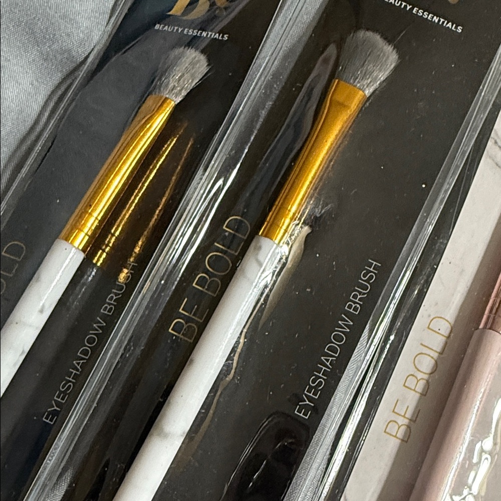 Assorted Makeup Brushes Set - Picture 3 of 7